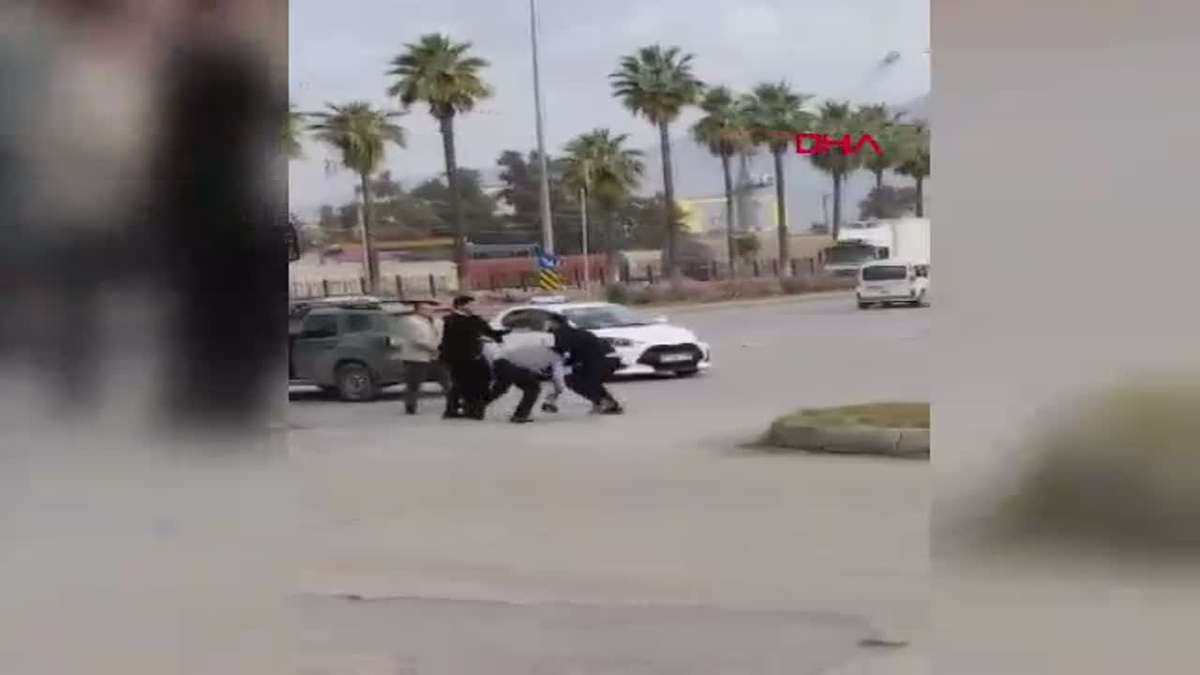 İskenderun\'da Otobüs Şoförü ile Otomobil Sürücüsü Sopalı Kavga Etti