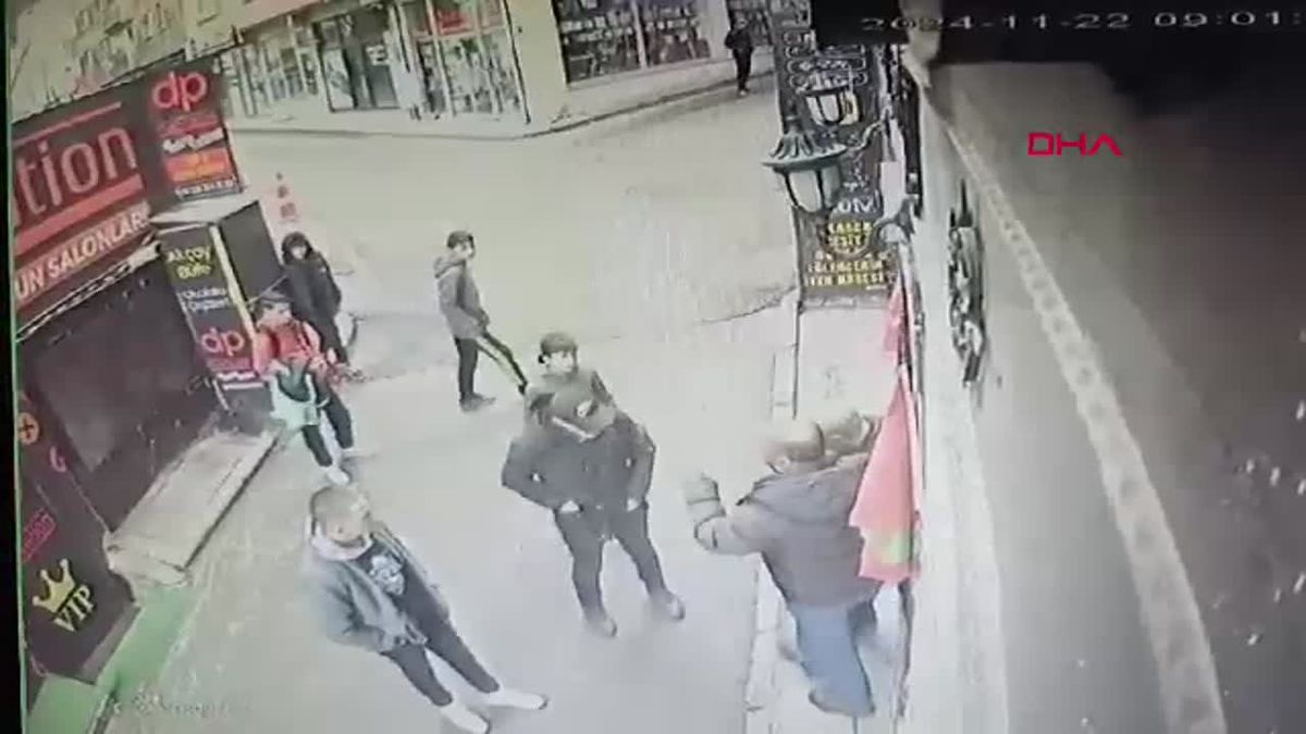 Eski Polis İnternet Kafeye Girdi, Çocukları Dışarı Çıkardı