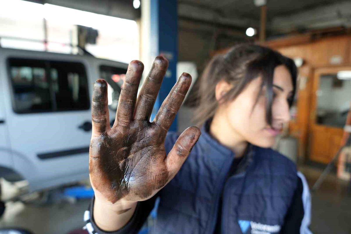 Samsun sanayisinin tek kız çırağı \'liseli Yağmur\'