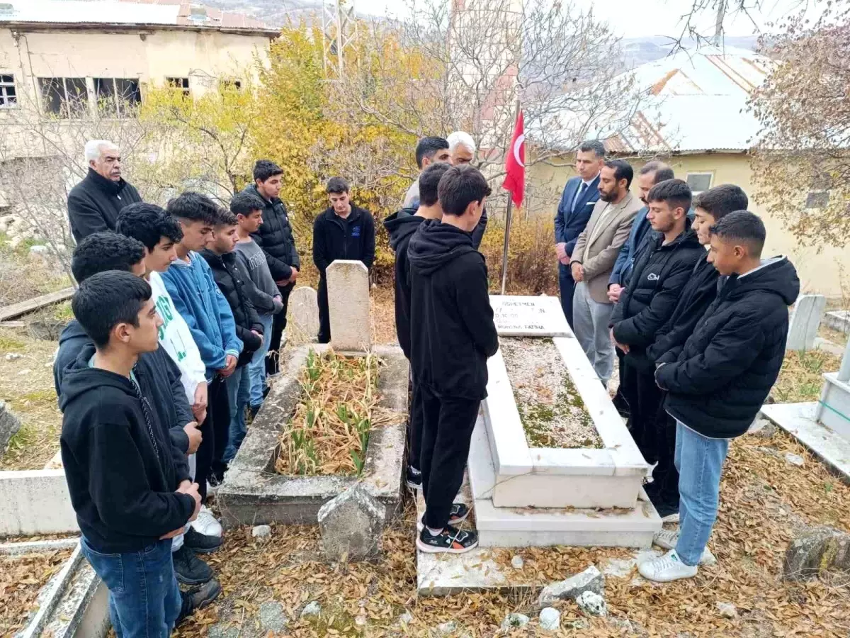 Şehit öğretmen Yaşar Uytun, kabri başında anıldı