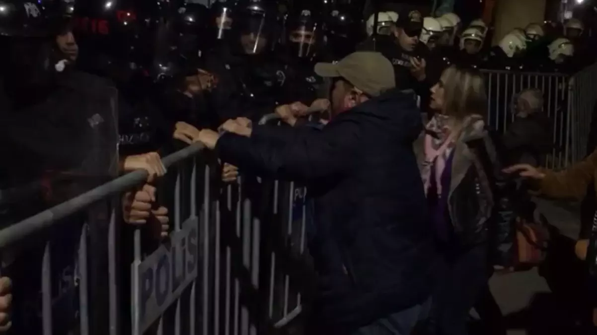 Tunceli\'de kayyum gerginliği! Polis barikatını aşmak istediler