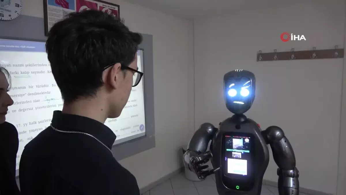 Türkiye\'nin ilk insanımsı yapay zekalı robotu öğretmenliğe başladı