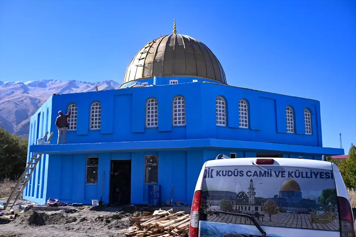 Gevaş\'ta Kubbetüs Sahra Camii\'nin Benzeri Yapılıyor