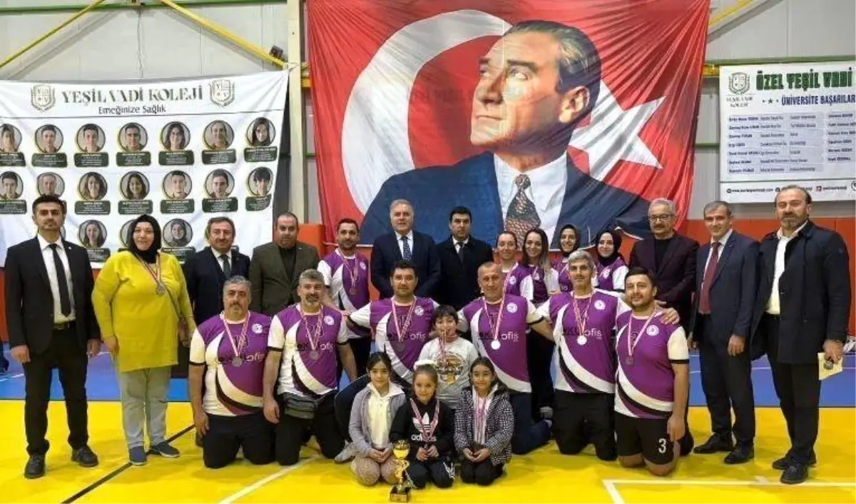 Körfez Atatürk Anadolu Lisesi Öğretmenleri Voleybol Turnuvasında Şampiyon Oldu