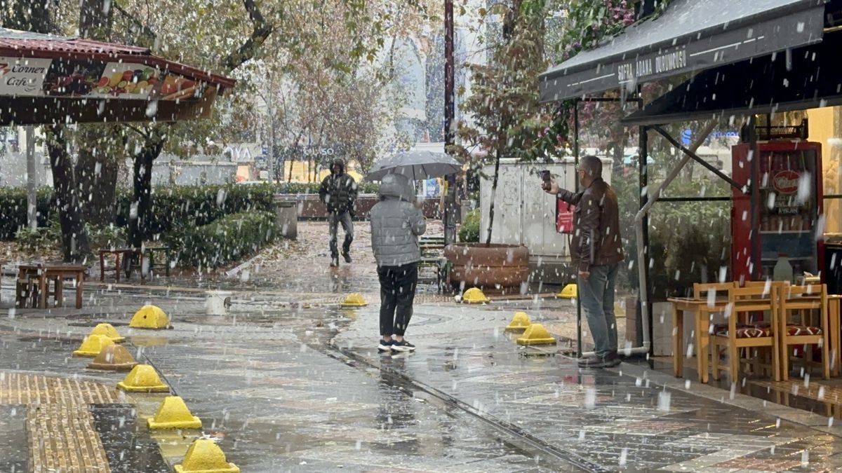 Yalova\'da Mevsimin İlk Kar Yağışı Başladı