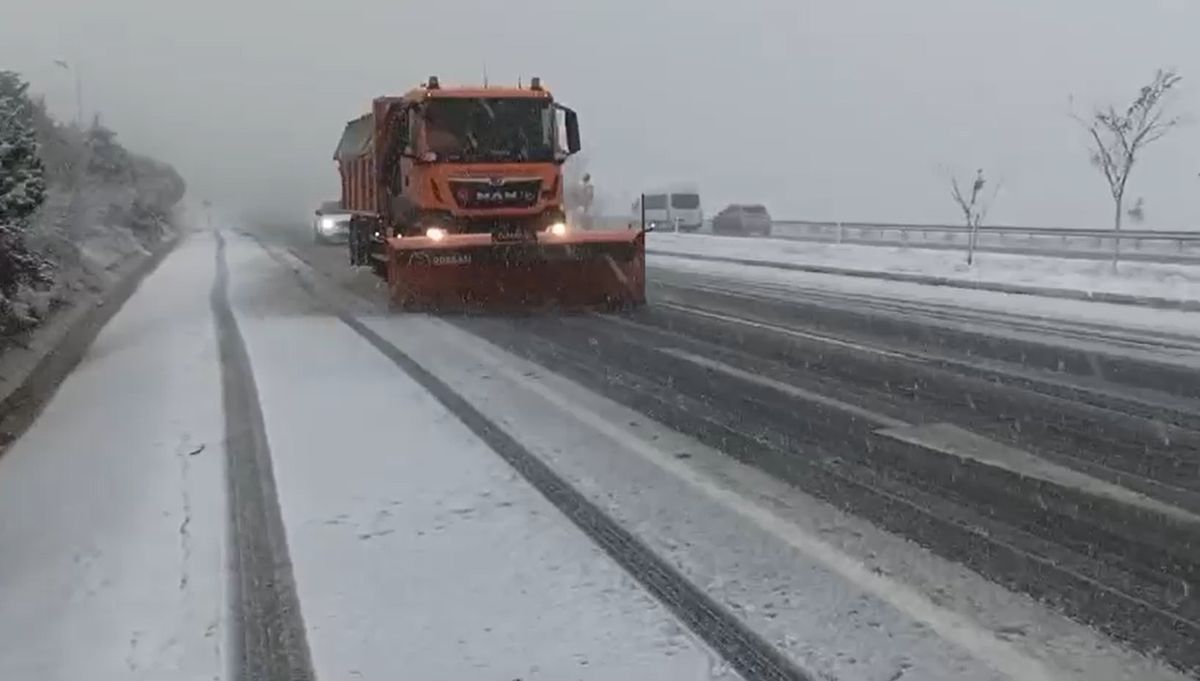 Yalova\'da Kar Yağışı Sonrası Tuzlama ve Elektrik Kesintisi