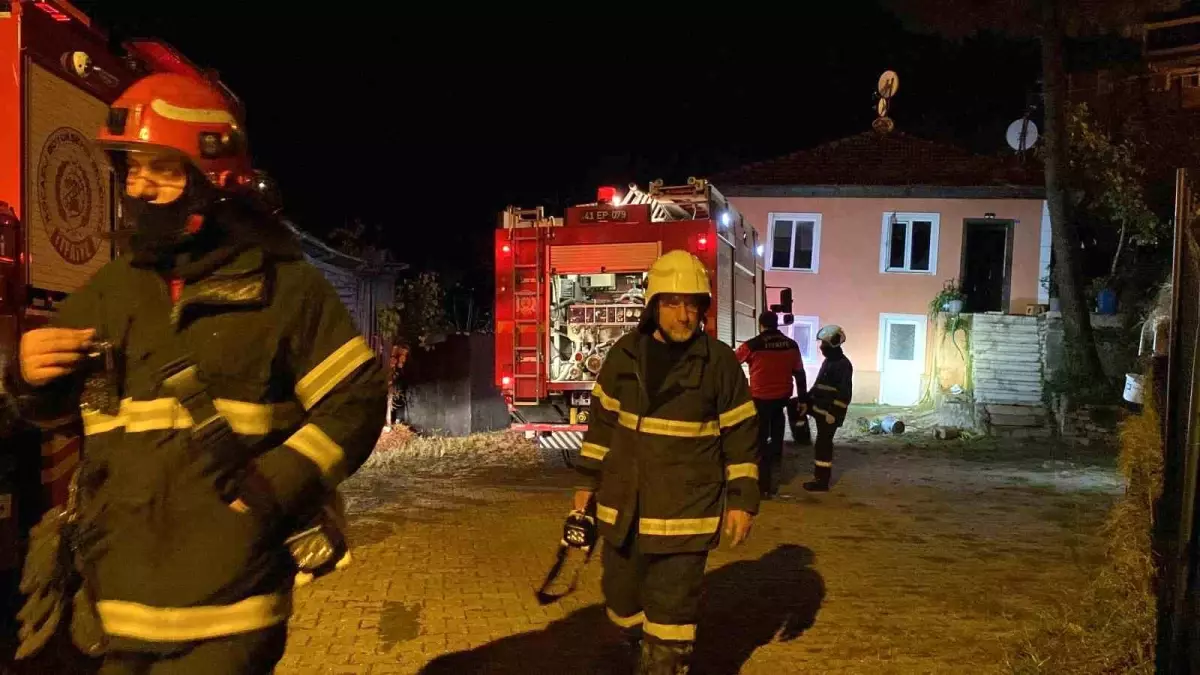 Kocaeli\'nde Yaşlı Kadın Yatak Odasında Yangında Kurtarıldı