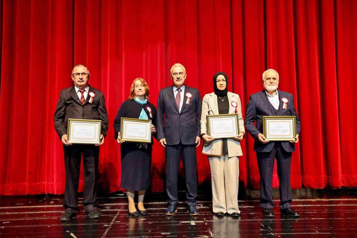 Bursa\'da Emekli Öğretmenlere Hizmet Şeref Belgesi Verildi