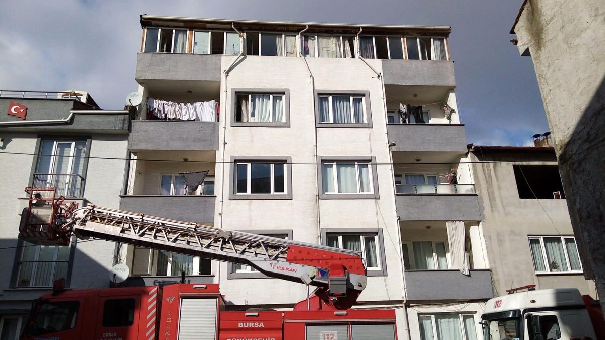 İnegöl’de Yangın: Teras Katı Zarar Gördü