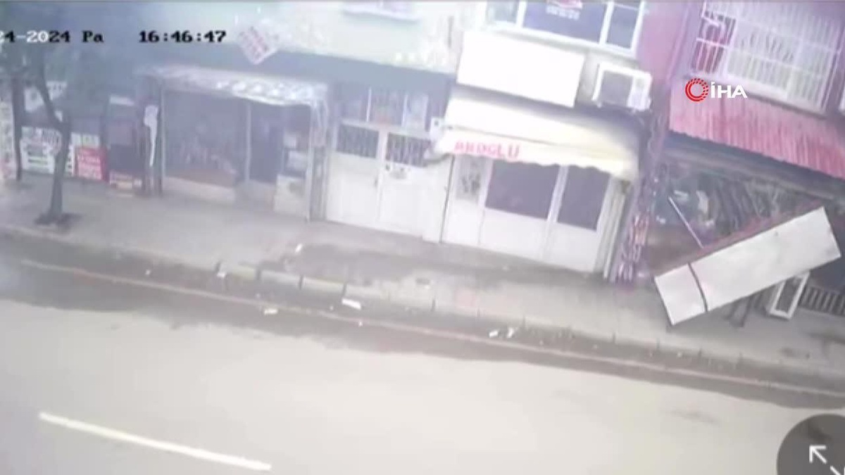 Kozan\'da Fırtına Tabela Söküp Attı