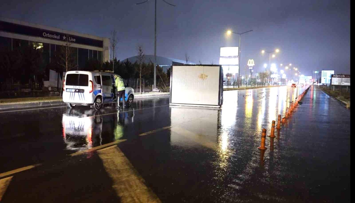 Aksaray\'da Fırtına ve Yağmur Trafiği Olumsuz Etkiledi