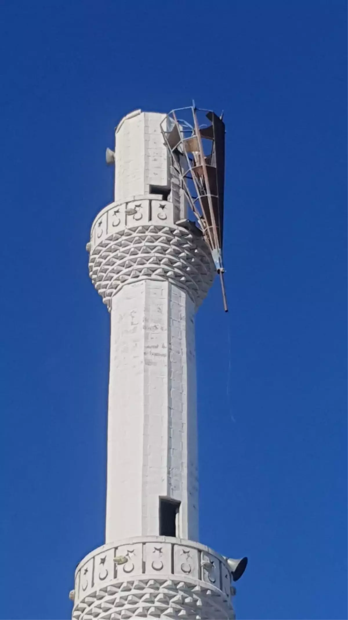 Fırtına Antalya\'da Zarar Verdi: Camii Külahı Söküldü