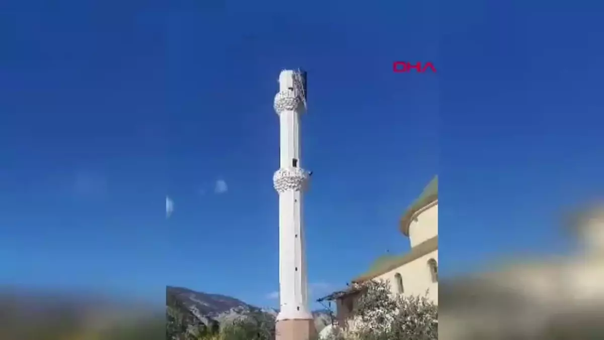 Fırtına, Antalya\'da Cami Minaresinin Külahını Söküp Ağaçları Devrildi