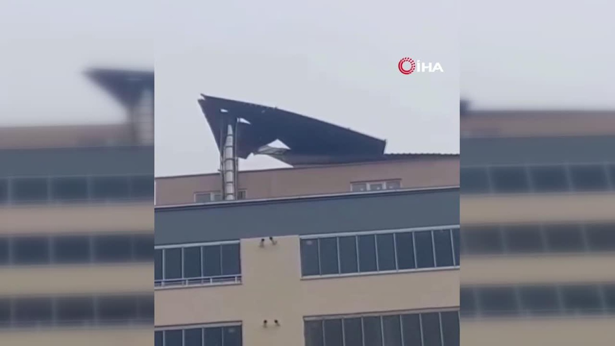 Fırtına apartman çatısını uçurdu