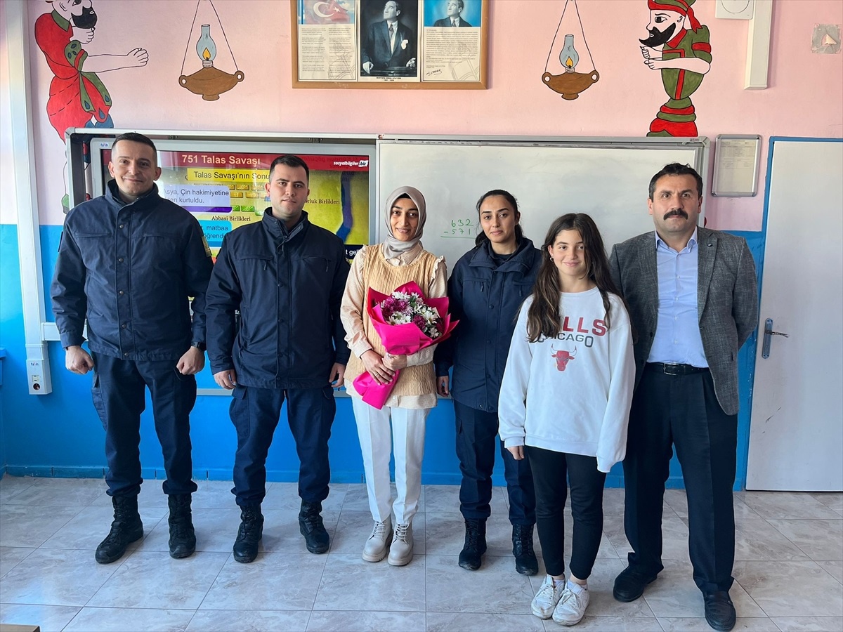 Bafra\'da jandarma öğretmenlerin Öğretmenler Günü\'nü kutladı