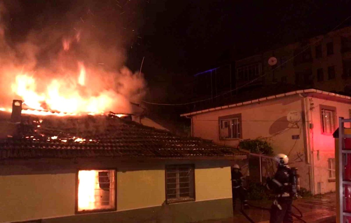 Samsun\'un Bafra ilçesinde yangın: Tek katlı ev alevlere teslim oldu
