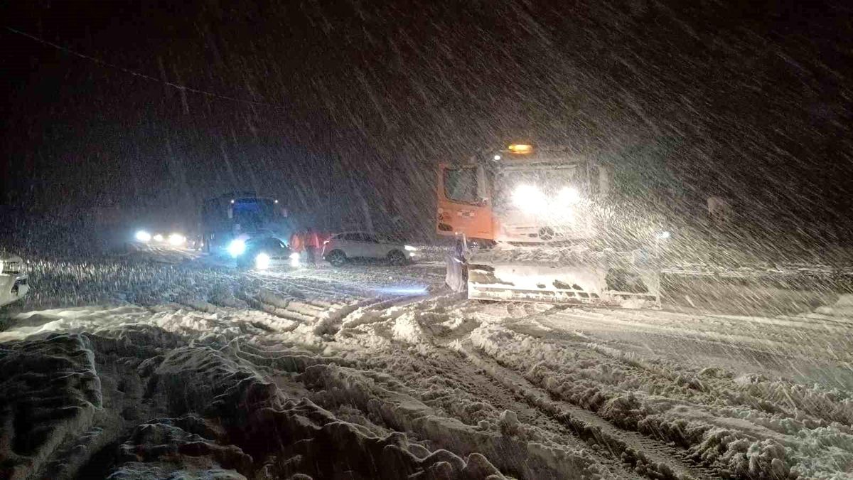 Bolu Dağı\'nda Trafik Kar Nedeniyle Durdu
