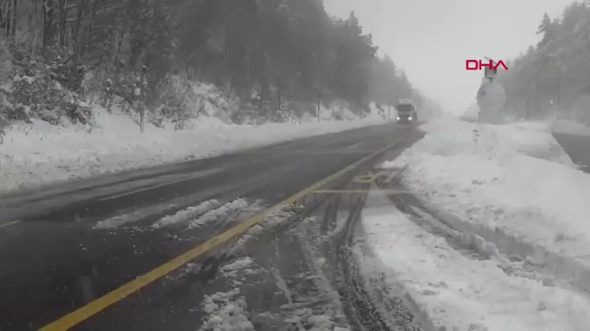 Bolu Dağı\'nda Yoğun Kar Yağışı Trafiği Aksattı