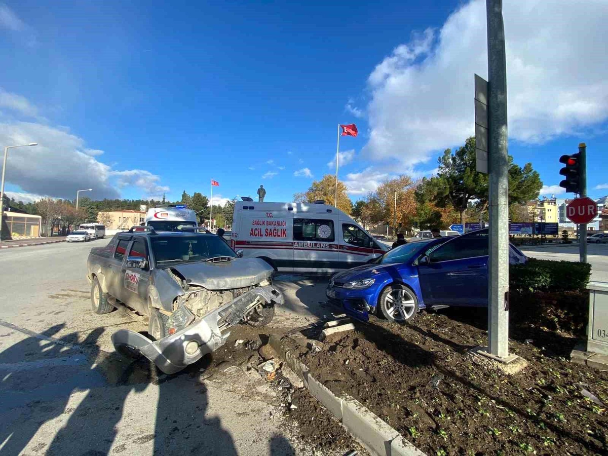 Burdur\'da Trafik Kazası: 3 Yaralı