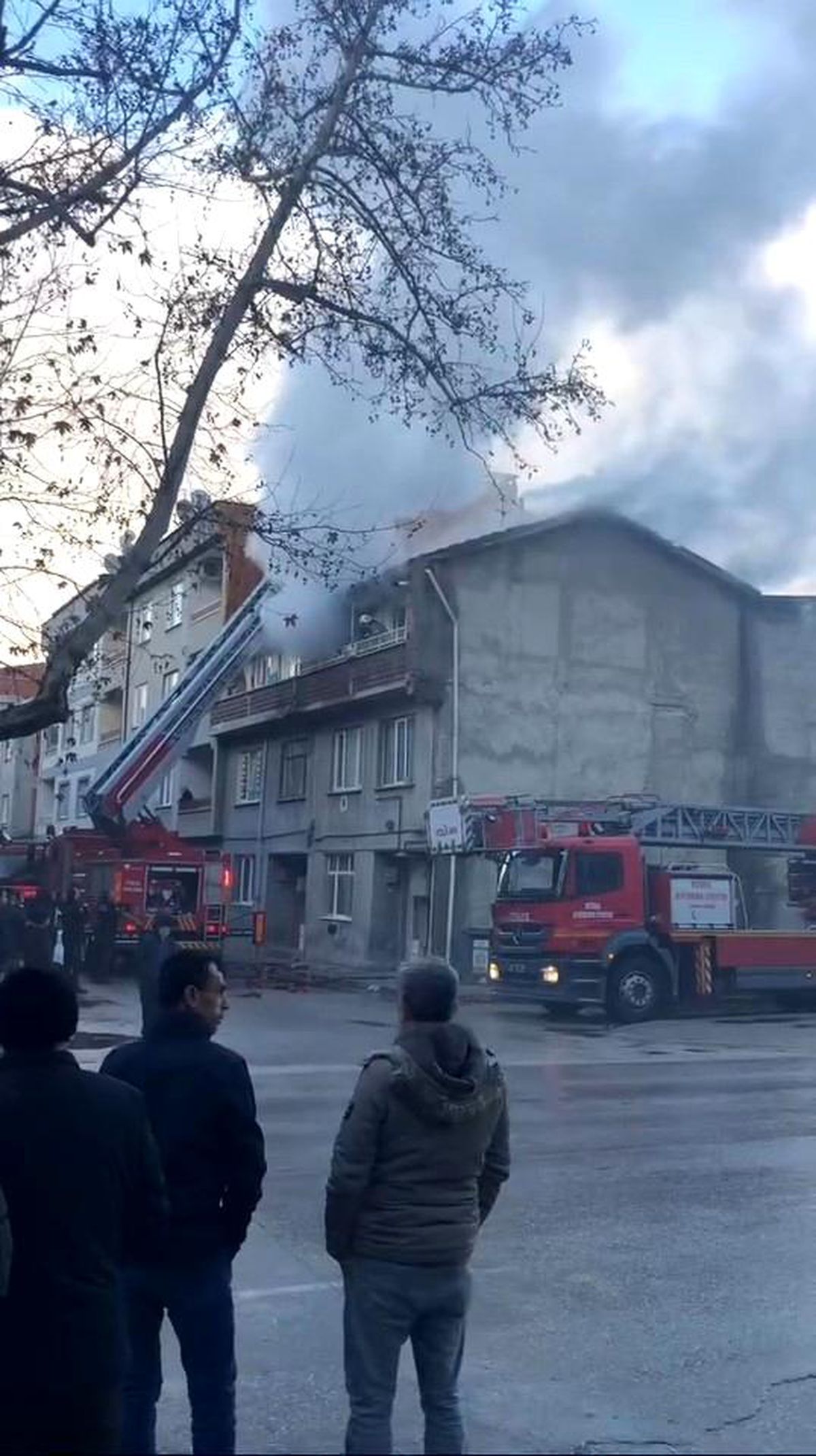 İnegöl\'de 3 Katlı Evde Yangın