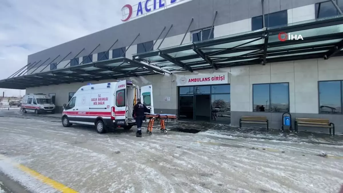 Buzlanan Yolda Tır Devrildi: Baba ve Oğlu Yaralı