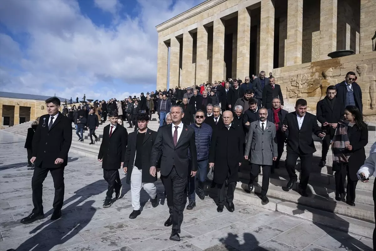 CHP Genel Başkanı Özel, Öğretmenler Günü dolayısıyla Anıtkabir\'i ziyaret etti