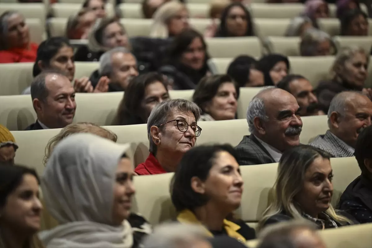 Özgür Özel\'den Öğretmenlere Maaş Garantisi