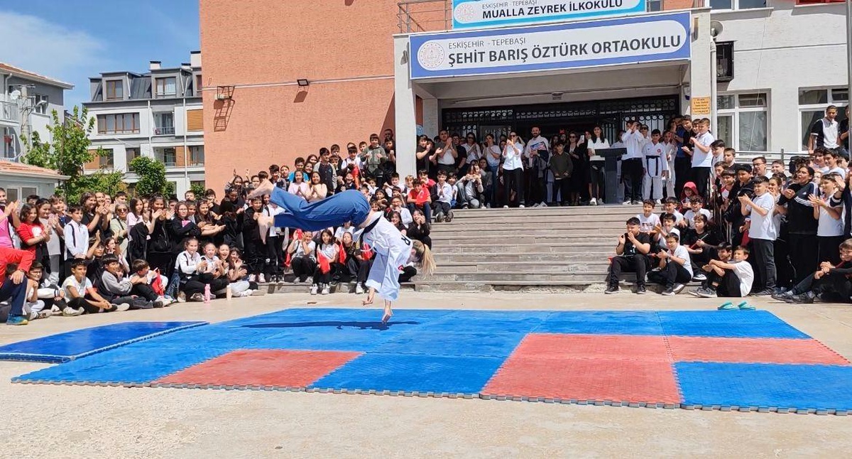 Dünya şampiyonu öğretmen \'uçarak\' ders işliyor, öğrenciler onun gibi olmak istiyor