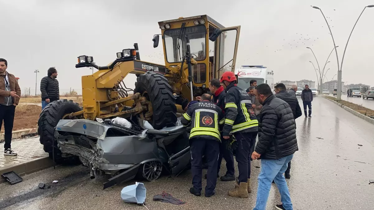 Elazığ\'da greyder otomobili kağıt gibi ezdi