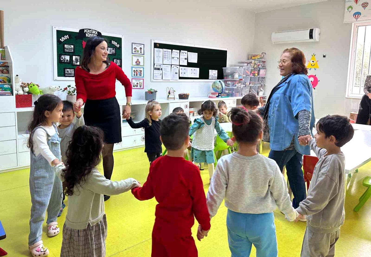 Emekli Öğretmenler, Öğretmenler Günü\'nde Çocuklara Kumbaralar Hediye Etti