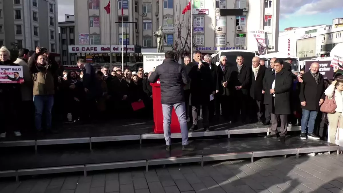 Esenyurt\'taki Demokrasi Nöbetine CHP İl Başkanları da Katıldı: "Bu Uygulamalar İktidarın Gündemi Değiştirme Çabasından Başka Bir Şey Değil"