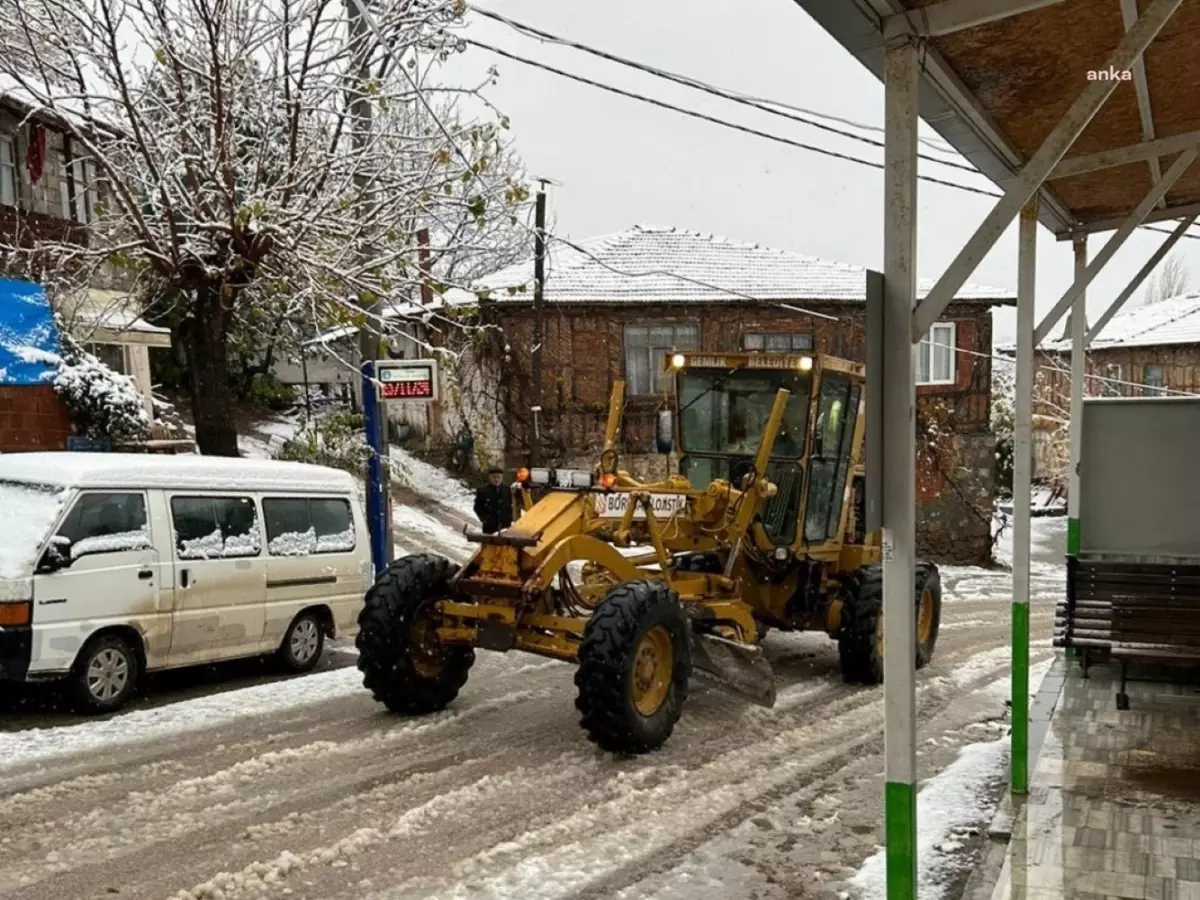 Gemlik Belediyesi Kar Yağışına Karşı Tuzlama Çalışmalarına Başladı