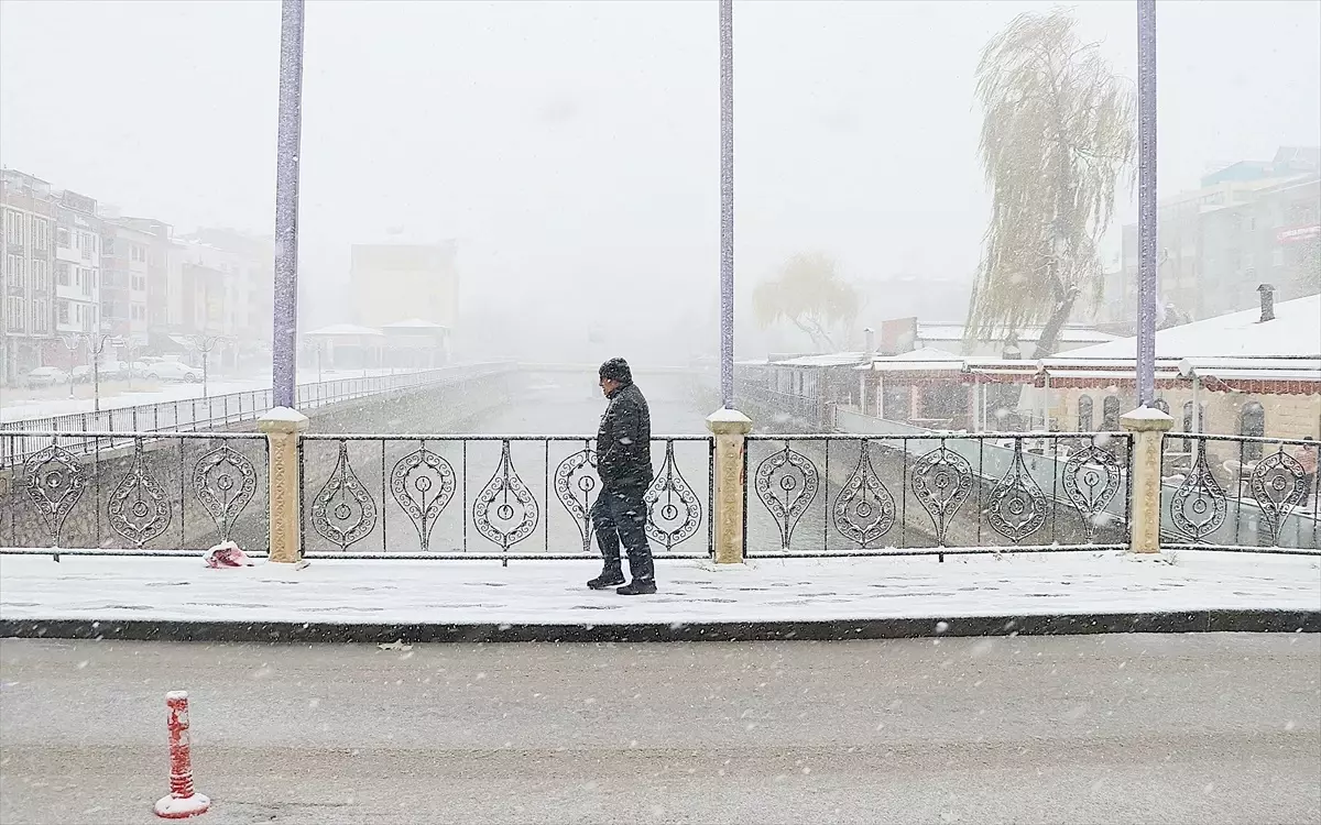 Kar Yağışı Ulaşımı Olumsuz Etkiliyor