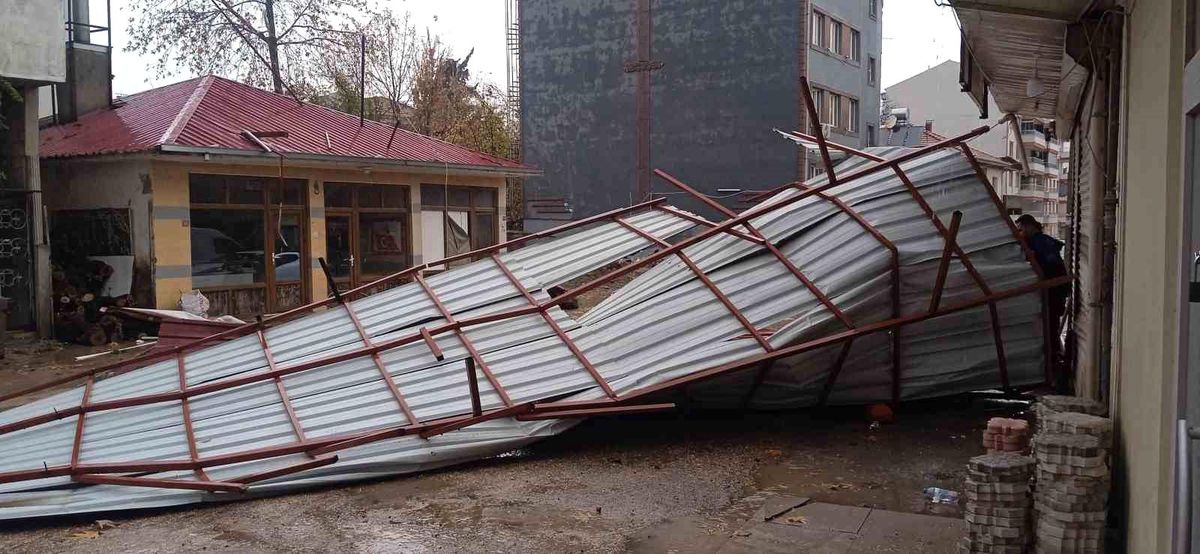 Gölbaşı\'nda Şiddetli Rüzgar Çatıyı Uçurdu