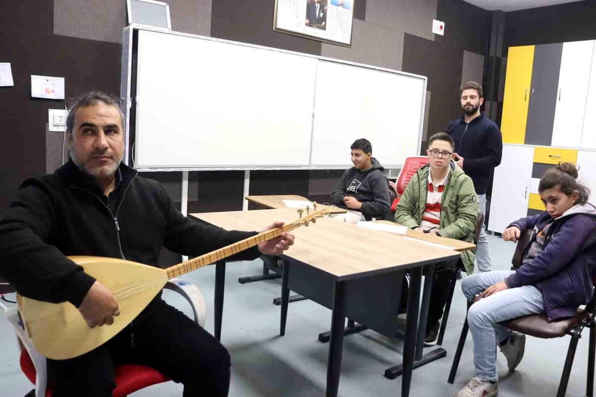Görmediği öğrencilerinin gönlüne \'sazının teliyle\' dokunuyor