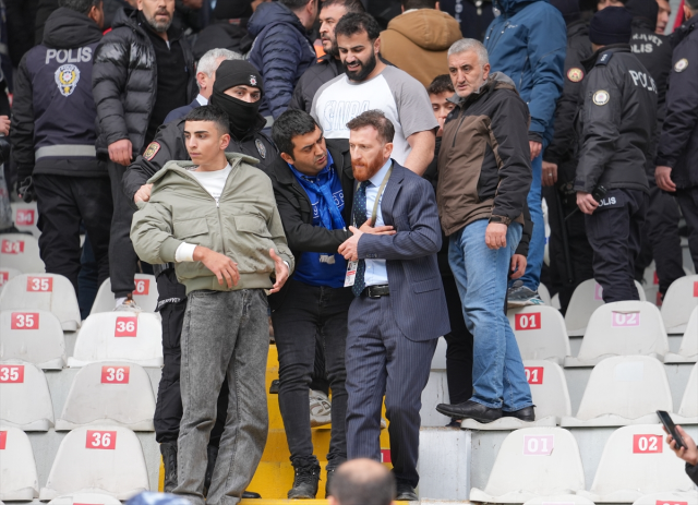 Görüntüler Türkiye'den: Tribünler karıştı, başkan taraftarların arasına daldı