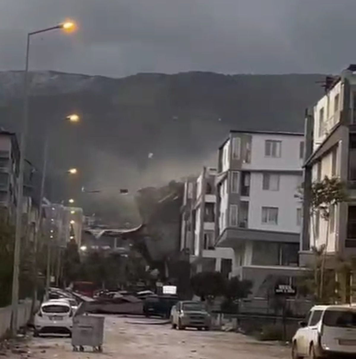 Antakya\'da Fırtına Çatıyı Uçurdu
