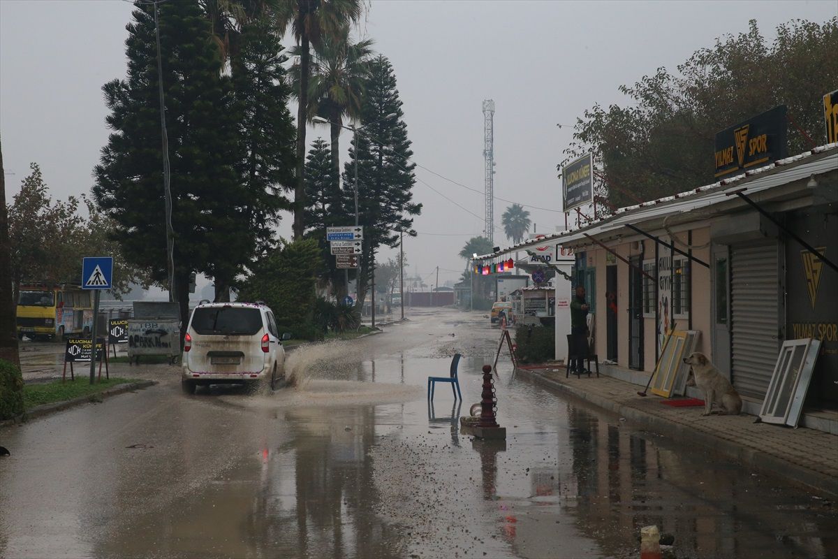 Hatay\'da Sağanak Yağış Ulaşımı Aksattı