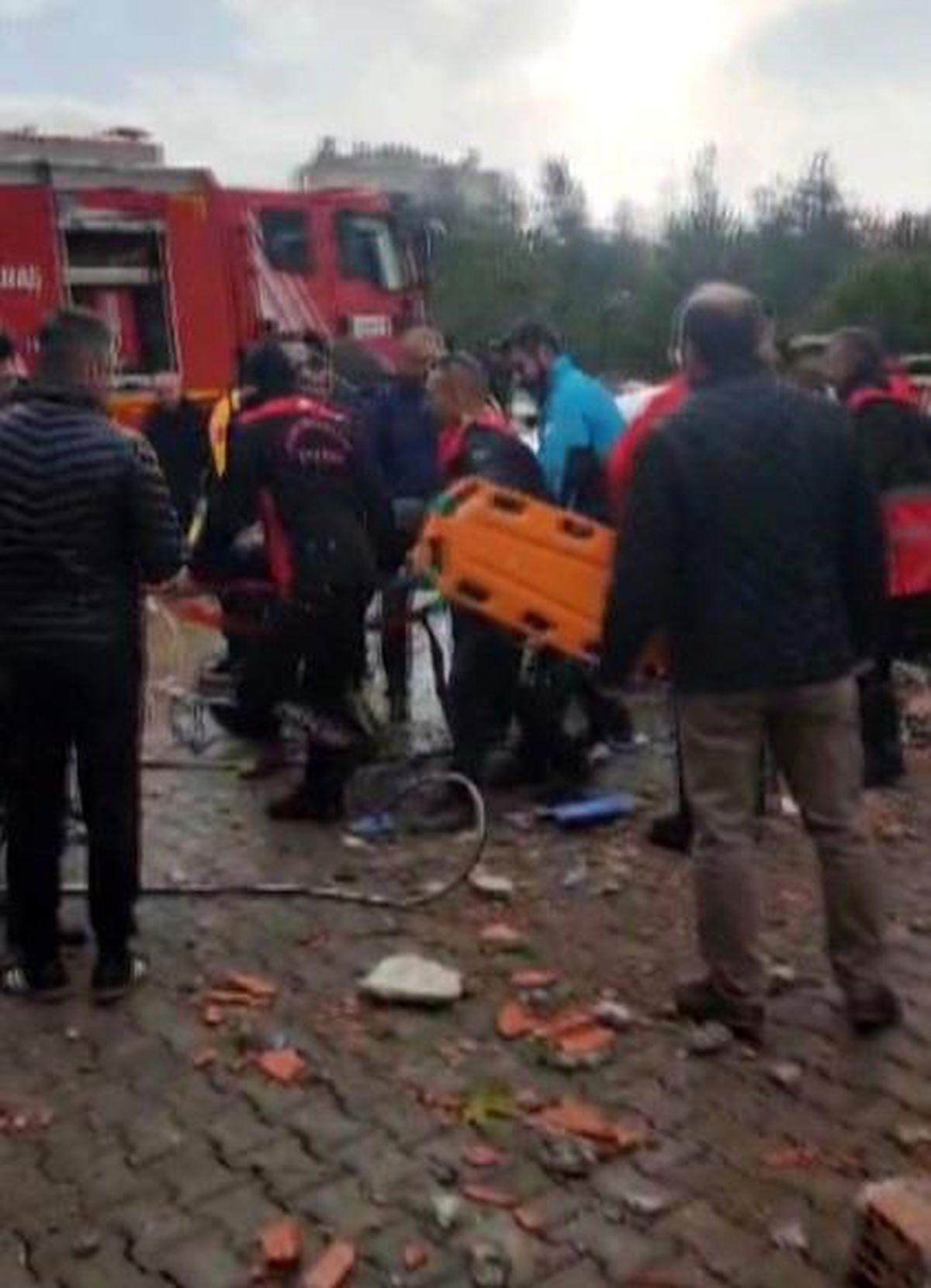 Kahramanmaraş\'ta Okul Duvarı Otomobillerin Üzerine Devrildi