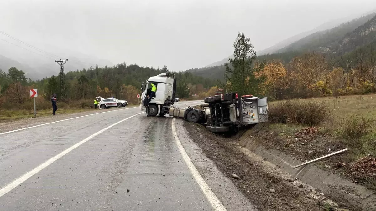 Karabük\'te Azot Yüklü Tanker Devrildi