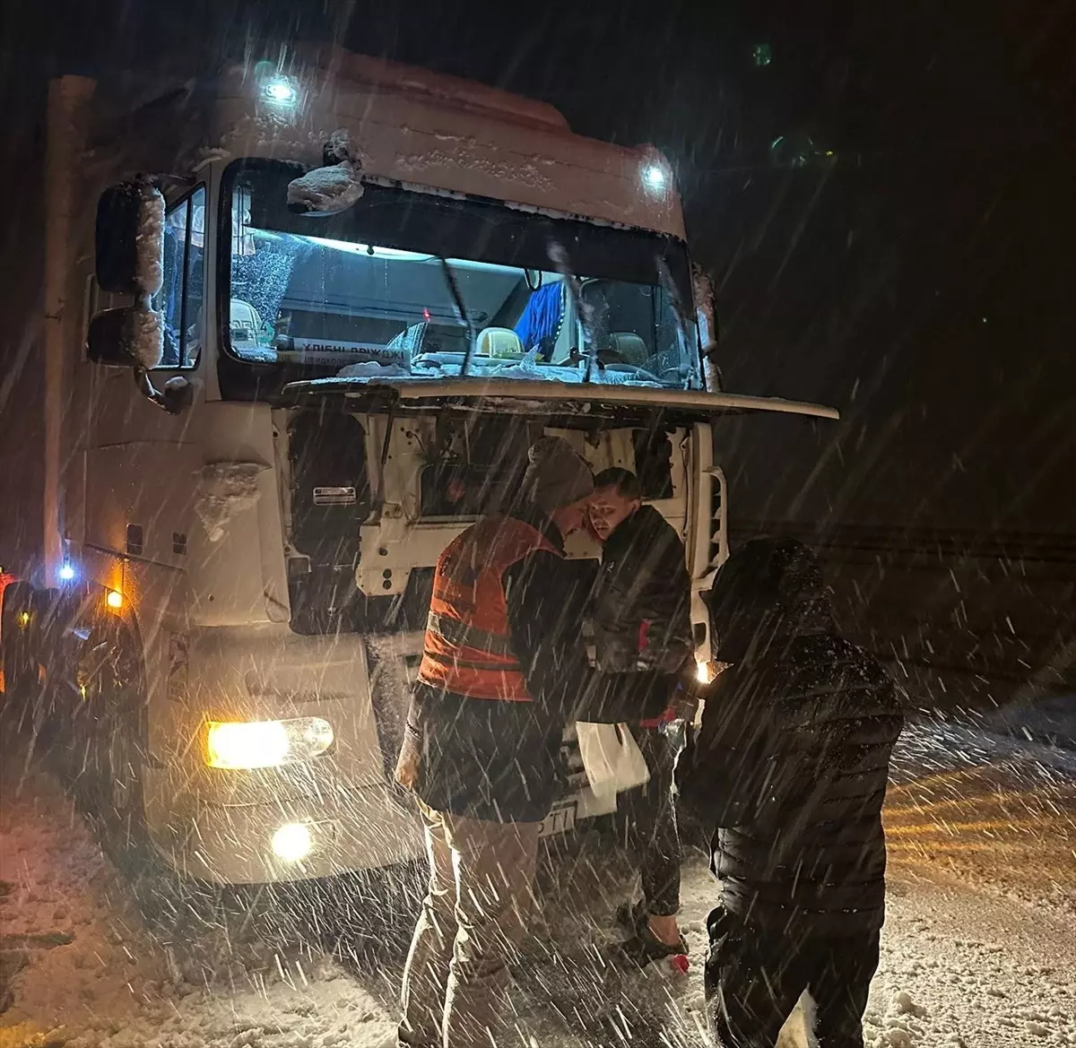 Bolu\'da Kar Nedeniyle Ulaşım Kontrollü Açıldı