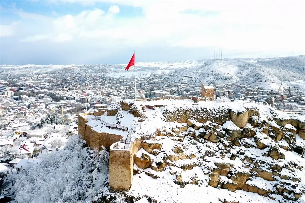 Kastamonu\'yu Beyaza Bürüyen Kar Yağışı