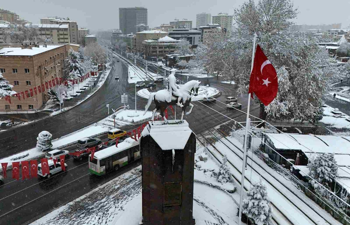 Kayseri\'de Kar Yağışı Şehri Beyaza Bürüdü