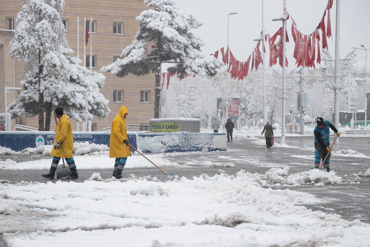 Kayseri Beyaza Büründü: Kar Yağışı Ulaşımı Aksattı