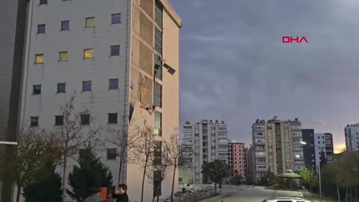 Adana\'da Fırtına Hastaneye Zarar Verdi