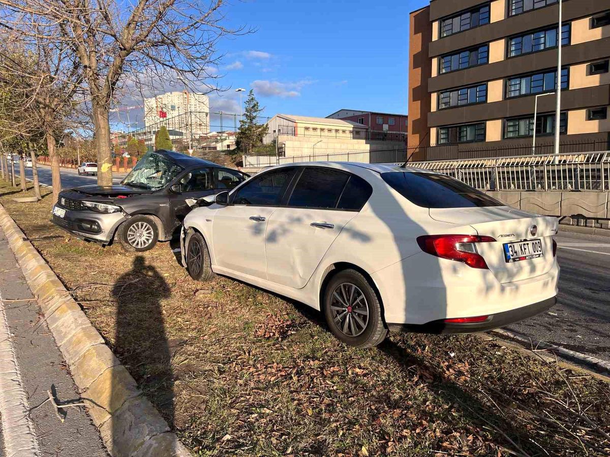 Küçükçekmece\'de Trafik Kazası: 2 Yaralı