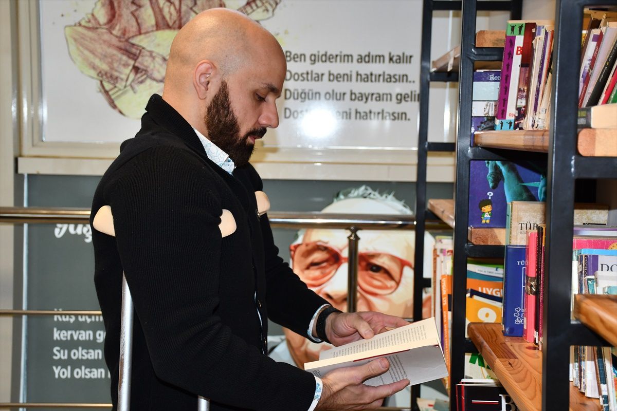 Maganda kurşunuyla engelli kalan öğretmen, liselilere tarih sevgisi aşılıyor