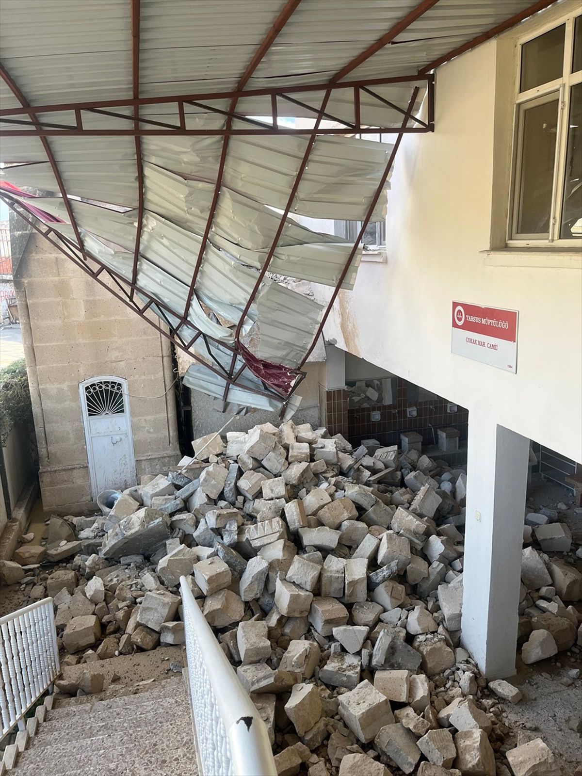 Tarsus\'ta Şiddetli Rüzgar Camii Minaremini Yıktı