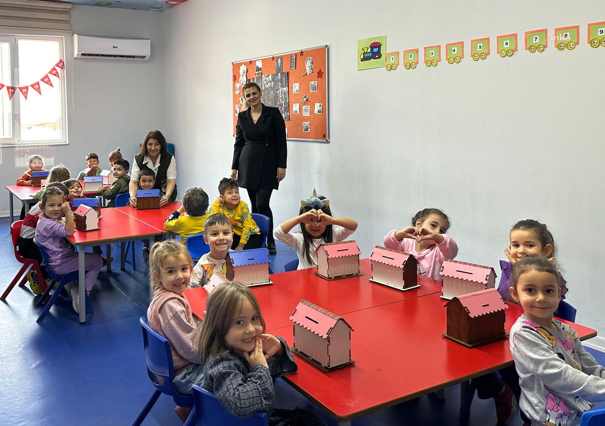 Emekli Öğretmenlerden Öğretmenler Günü\'ne Özel Anlamlı Hediye