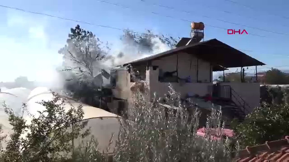 Antalya\'da 2 Katlı Müstakil Evde Yangın: Büyükk Hasar, Can kaybı Yok